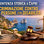 Veduta dei Giardini di Augusto a Capri con montascale accessibile, gavel e bilancia della giustizia, simbolo della sentenza contro il Comune per discriminazione verso le persone con disabilità.