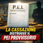 Aula scolastica con documento PEI illuminato al centro e bilancia della giustizia sullo sfondo, simbolo della sentenza della Cassazione che cambia l’inclusione scolastica.