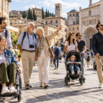 Turismo accessibile e innovazione digitale: una viaggiatrice utilizza tecnologie intelligenti, navigazione assistita e strumenti digitali per orientarsi in autonomia in una destinazione inclusiva.
